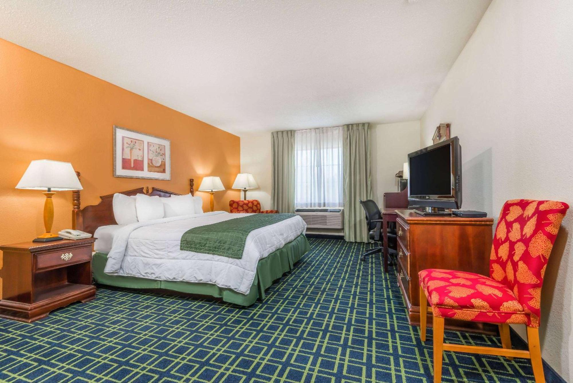 Baymont By Wyndham Greensburg Buitenkant foto