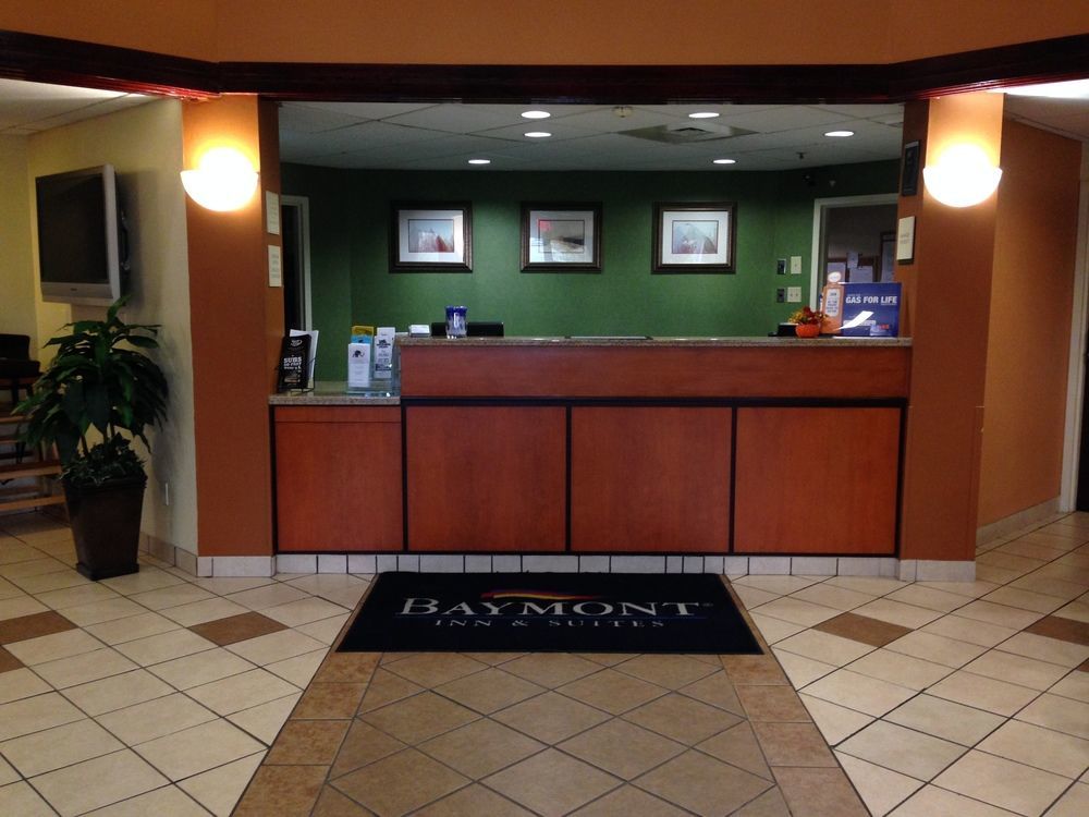 Baymont By Wyndham Greensburg Buitenkant foto